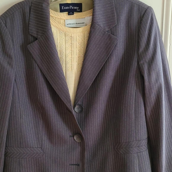 Suit - Picture 1 of 3